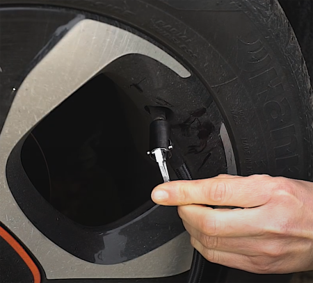 Насос с фонарем для автомобиля WORX WX092.9 аккумуляторный, 20V, 10 бар, Без аккумулятора и зарядного устройства