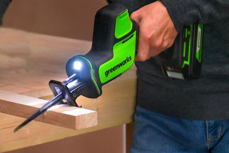 Пила сабельная компактная аккумуляторная Greenworks Арт.1200507, 24V, бесщеточная Пила сабельная компактная аккумуляторная Greenworks Арт.1200507, 24V, бесщеточная