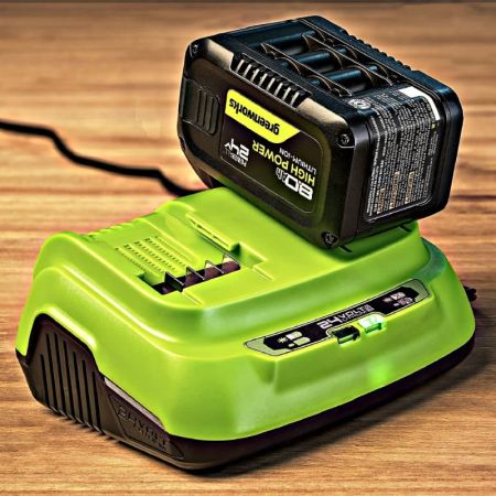 Ультрабыстрое двойное зарядное устройство GREENWORKS G24X2C8, 24V, 8A (2958807)