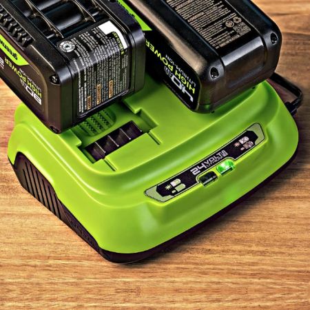 Ультрабыстрое двойное зарядное устройство GREENWORKS G24X2C8, 24V, 8A (2958807)